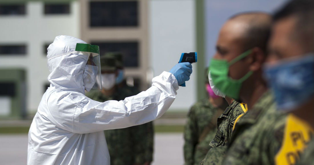 Toman la temperatura a militares.