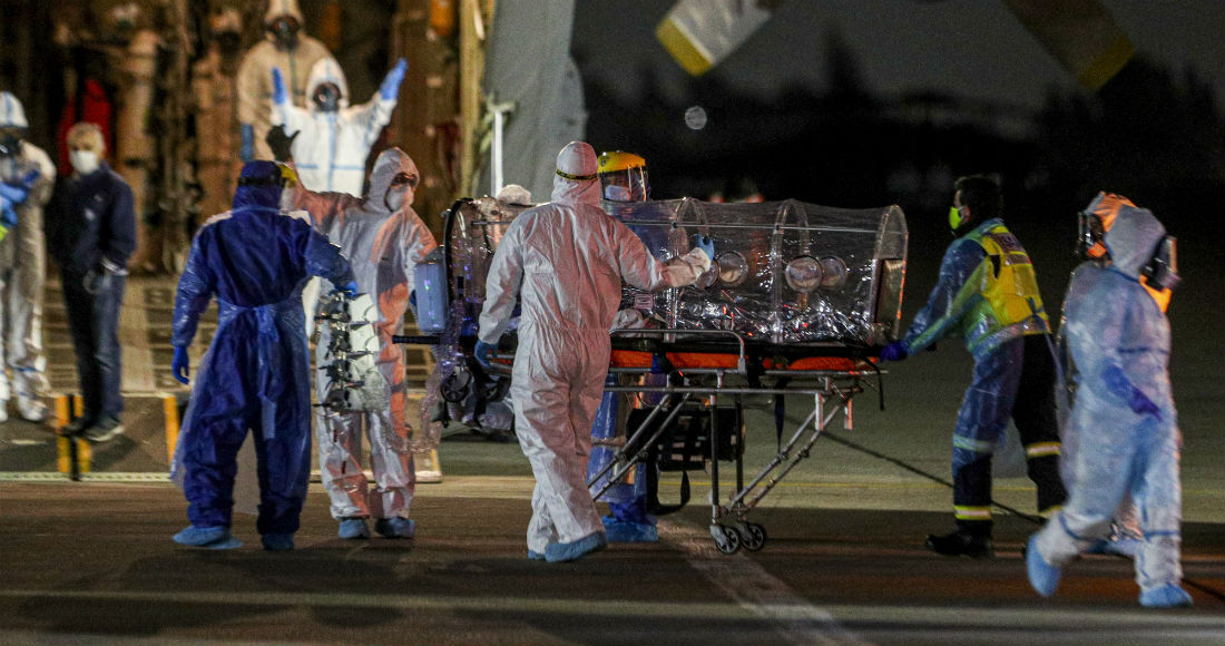 Trabajadores de la salud mueven a un paciente con COVID-19 desde una base chilena de la fuerza aérea a la ciudad de Concepción para liberar espacio en las unidades de cuidados intensivos de la capital en Santiago, Chile, el martes 19 de mayo de 2020.