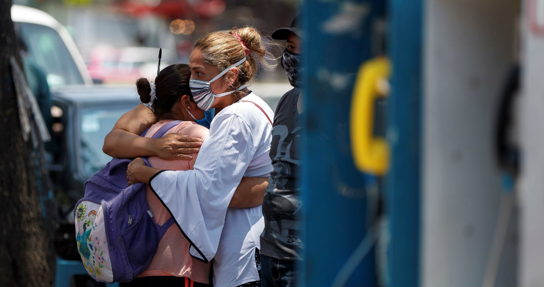 Fotografía del 4 de mayo de 2020 que muestra a familiares de pacientes esperando información de ellos en el Hospital General Dr. Juan Ramón de la Fuente, en Ciudad de México (México).