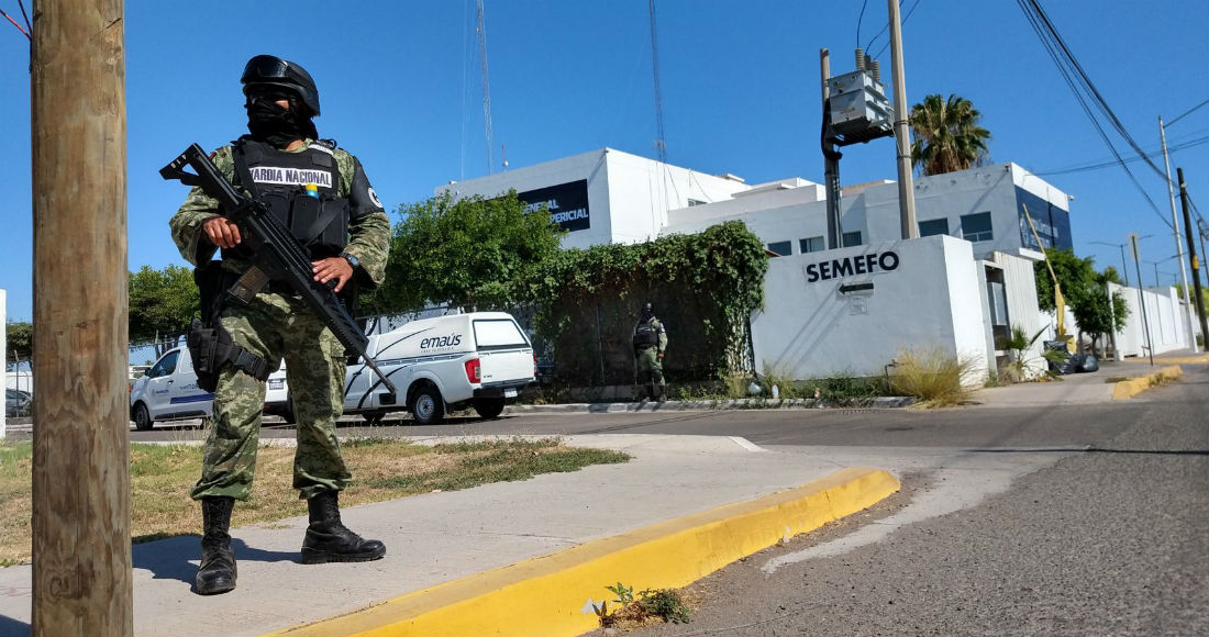 La Guardia Nacional y la Secretaría de Seguridad Pública de Sinaloa resguardan el Servicio Médico Forense, donde se encuentran los cadáveres de los tres jóvenes que aparecieron ejecutados en una brecha cercana a esta ciudad. Policías informaron que entre las víctimas se encuentra José Rodrigo Aréchiga Gamboa, alias “El Chino Ántrax”.