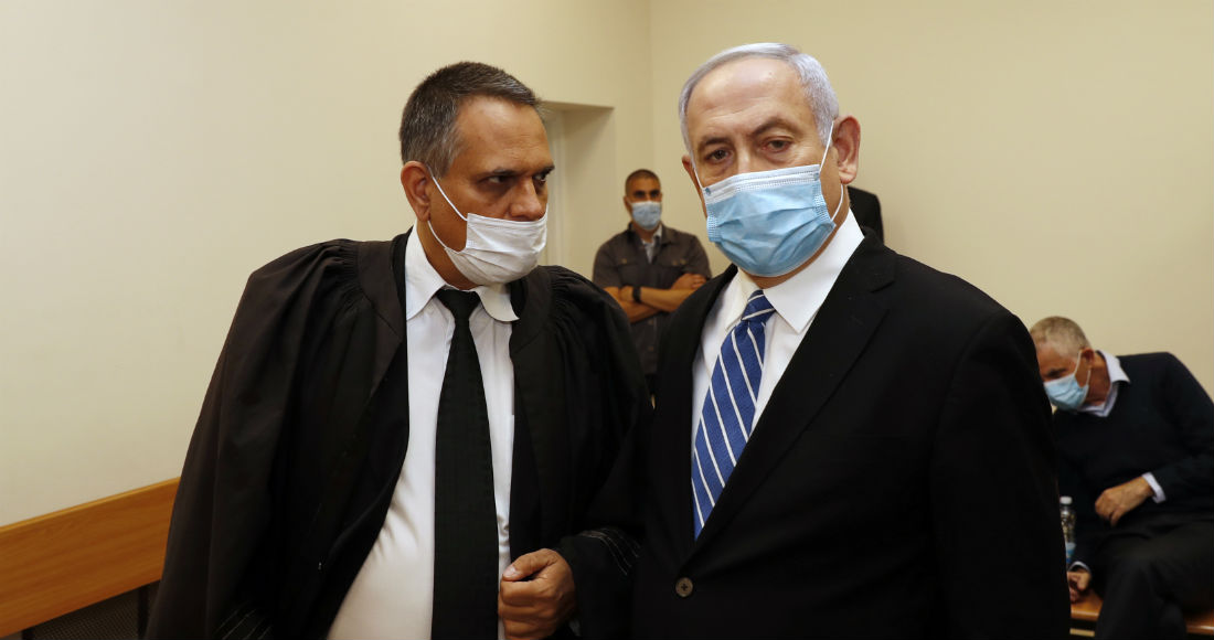 El Primer Ministro israelí, Benjamin Netanyahu, llega a una sala judicial al iniciar su juicio por fraude y soborno, en Jerusalén de 24 de mayo de 2020.