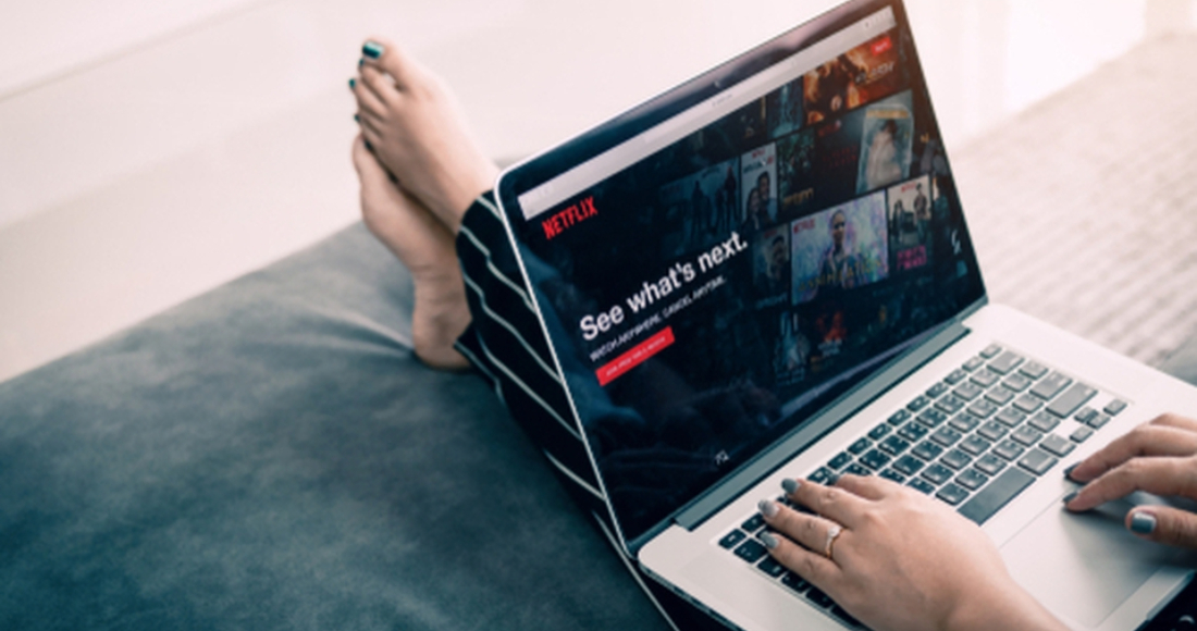 netflix-laptop-computadora-iva-plataforma-streaming