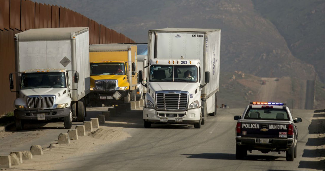 Camiones de carga forman largas filas en la garita comercial de Otay, la cual representa el tercer acceso comercial más importante entre México y Estados Unidos con un cruce de 800 mil camiones cada año.