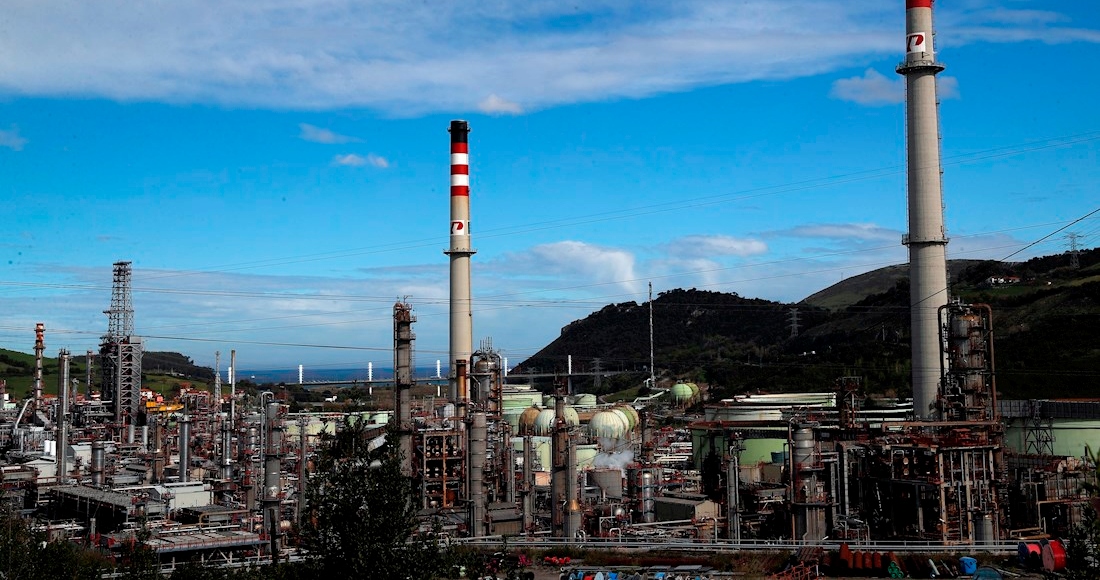 planta-petróleo-cielo-azul-tanques