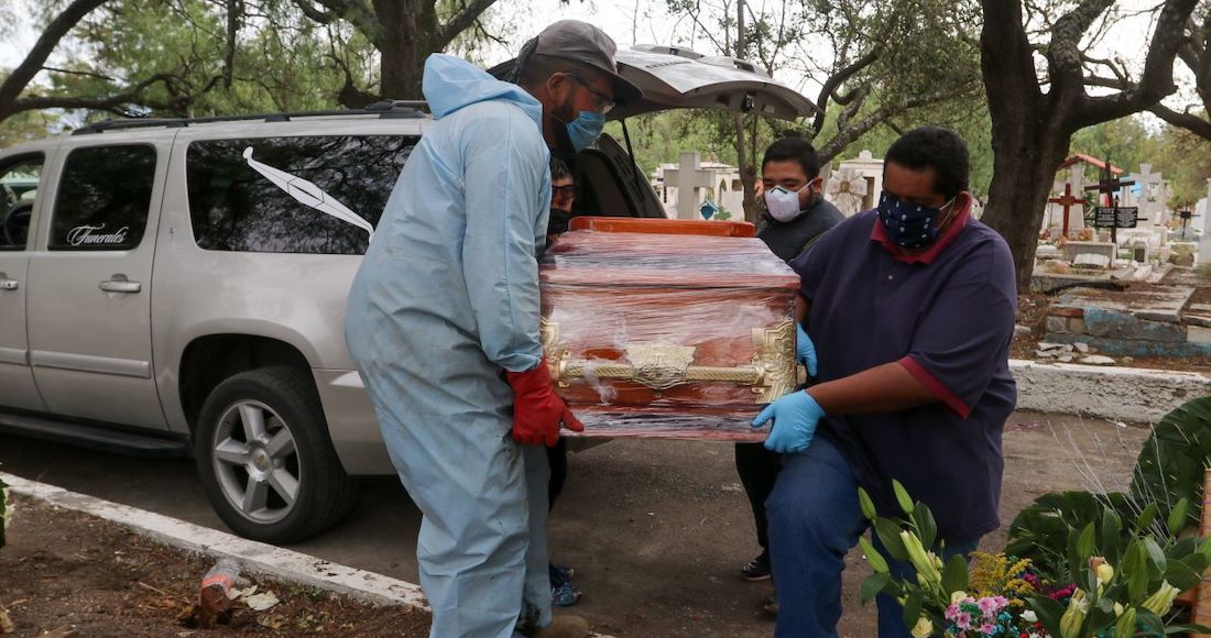 Trabajadores Del Panteón San Lorenzo Tezonco Y Funeraria Cargan El Féretro De Una Muerte a Causa De Covid