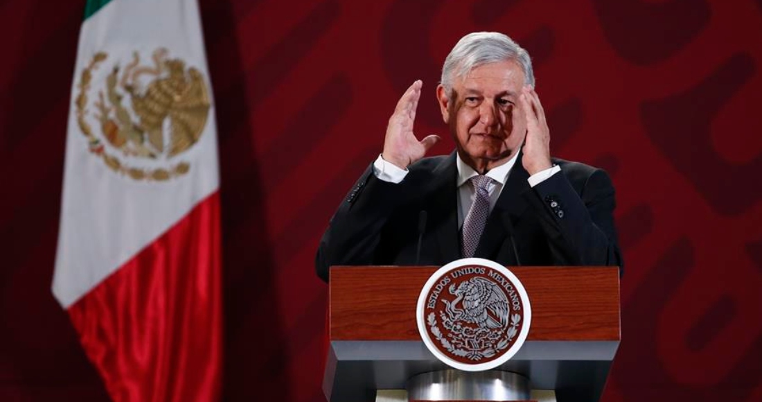 amlo-conferencia-traje-negro-contento