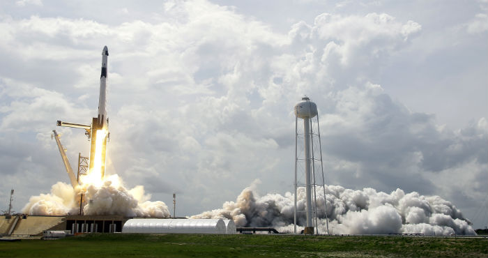 El cohete Falcon 9 de la empresa SpaceX despega rumbo a la Estación Espacial Internacional con los astronautas de la NASA Doug Hurley y Bob Behnken, desde el Centro Espacial Kennedy, en Florida, el 30 de mayo de 2020.