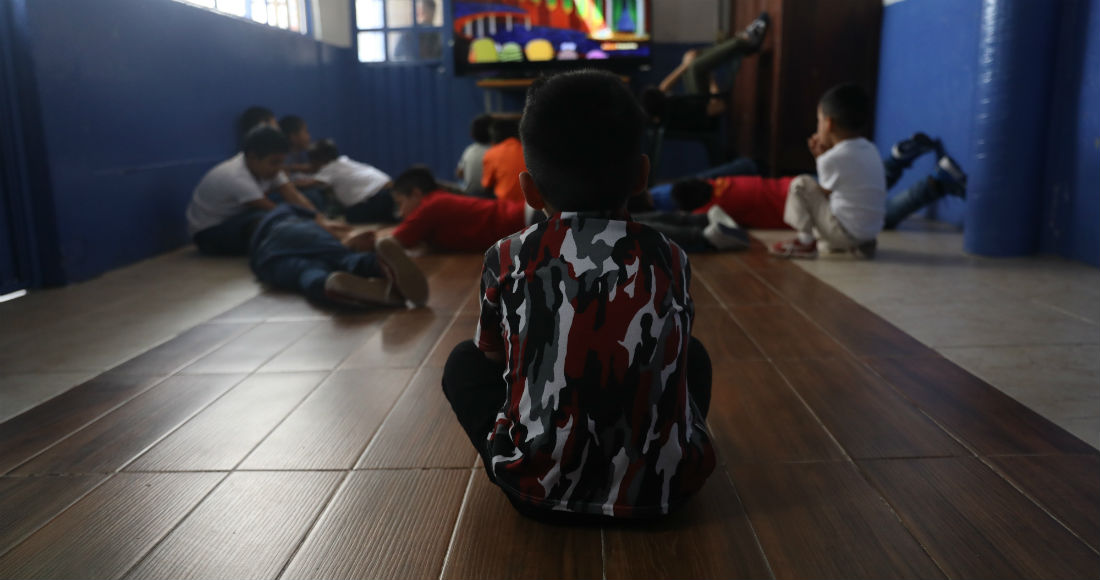 Un Grupo De Menores Que Permanecen Es Una Casa De Acogida Observando El Televisor El Pasado De Mayo En Ciudad De México méxico