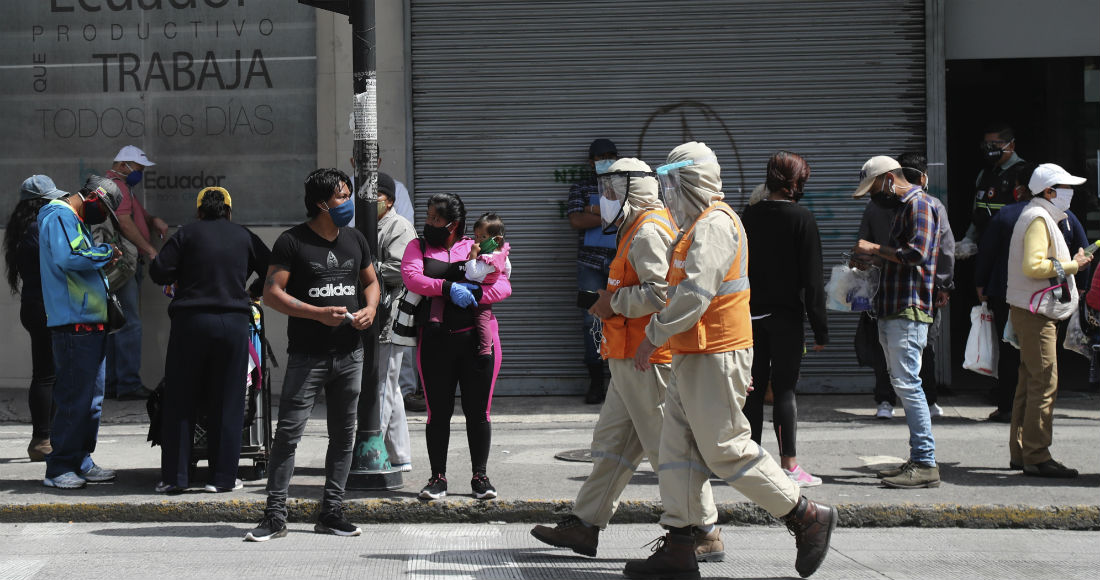 Trabajadores Con Trajes De Protección Para Prevenir El Nuevo Coronavirus Caminan Junto a Peatones En Quito Ecuador El Miércoles De Junio De