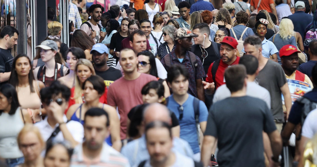 En esta imagen de archivo, tomada el 22 de agosto de 2019, gente en Times Square, Nueva York.