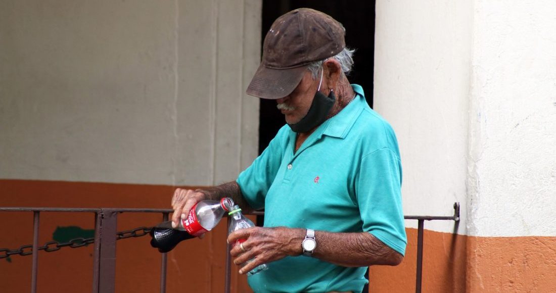 anciano-refresco-coca-cola