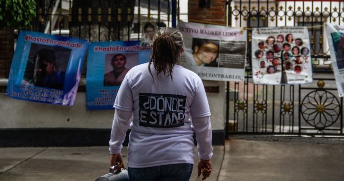 Familiar de una persona desaparecida protesta afuera de Segob.