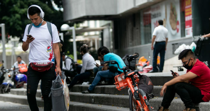 Capitalinos Utilizan Sus Celulares En Diferentes Puntos De La Ciudad Durante La Emergencia Sanitaria Por Covid