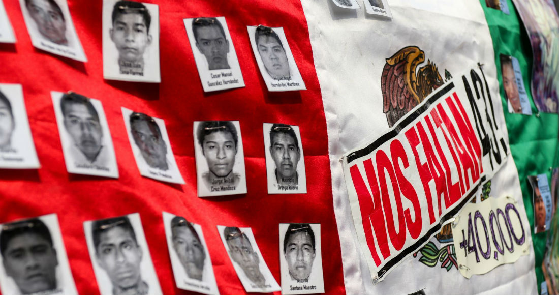 Cientos de personas marcharon del Ángel de la Independencia al Zócalo capitalino a cinco años de la desaparición de los 43 normalistas de Ayotzinapa.