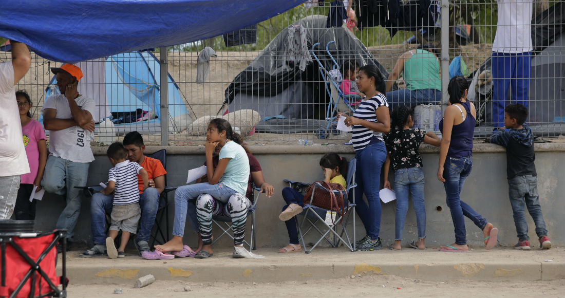 En esta fotografía del 5 de noviembre de 2019 unos migrantes esperan recibir atención médica en un campamento para solicitantes de asilo en Matamoros, México.