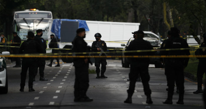 Policías montan guardia en el lugar donde el Secretario de Seguridad de Ciudad de México, Omar García Harfuch, fue atacado por hombres armados en la mañana del viernes 26 de junio de 2020.