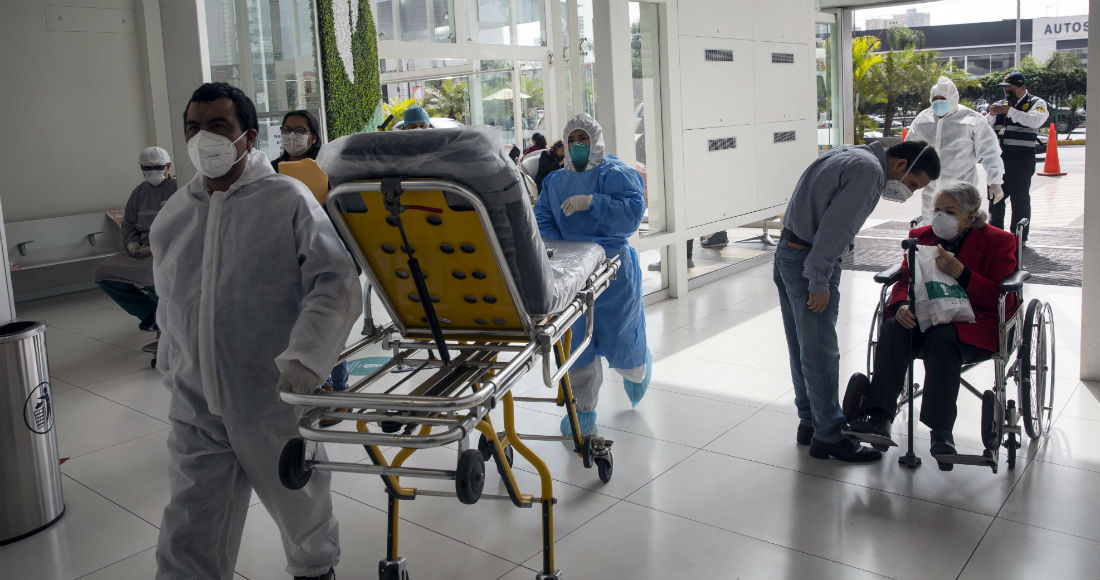 Enfermeros y pacientes utilizan un acceso de emergencia el martes 7 de julio de 2020 en el hospital privado Ricardo Palma, en Lima, Perú.