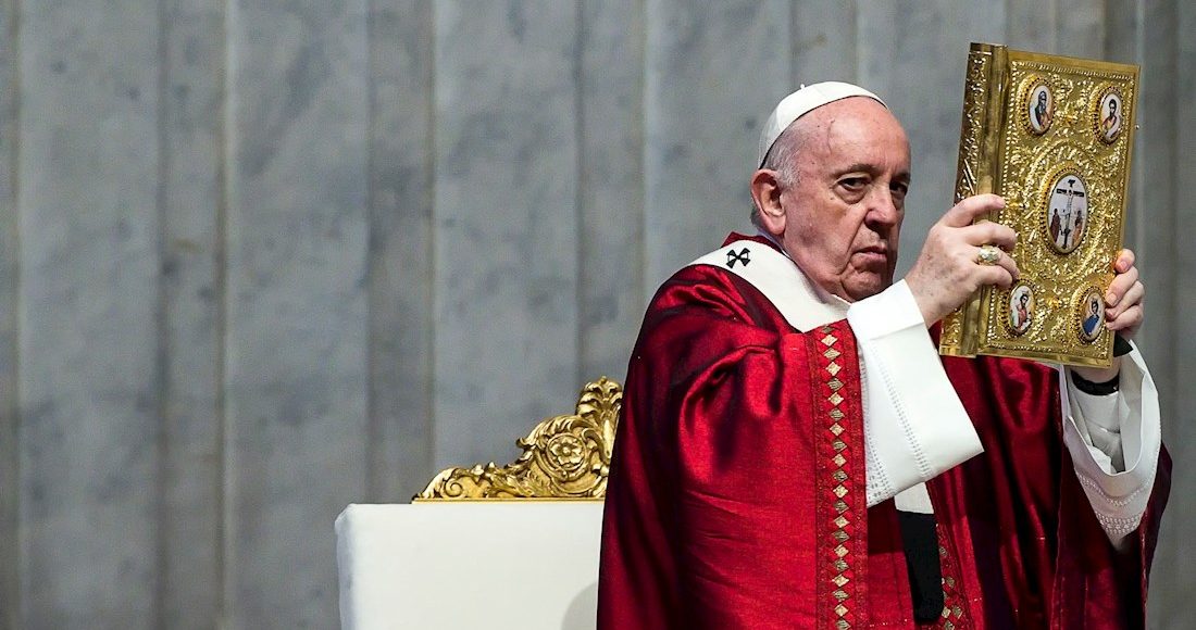 Papa francisco capa roja biblia