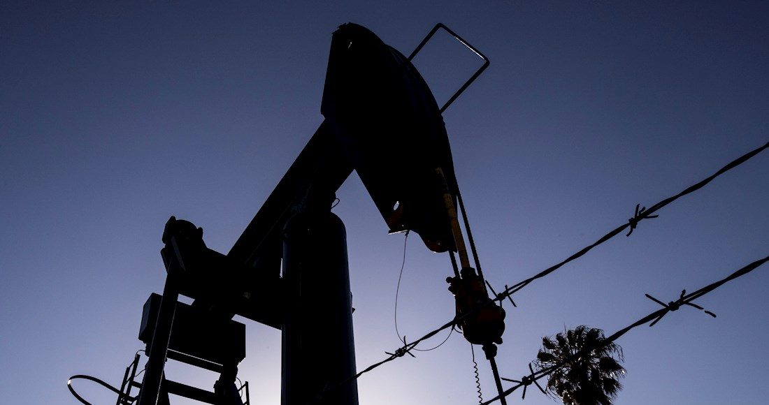 Petroleo bomba cielo azul