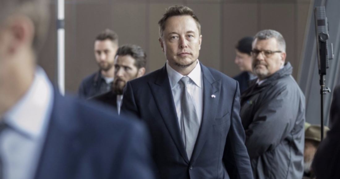 elon-musk-traje-negro