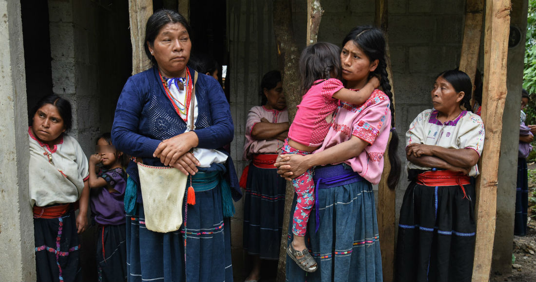 Mujeres y familias desplazadas en el municipio de Aldama, luego que tuvieran que salir a refugiarse por los constantes ataques que han recibido de parte de la comunidad de Santa Marta con quien mantienen un conflicto agrario desde hace varios años.