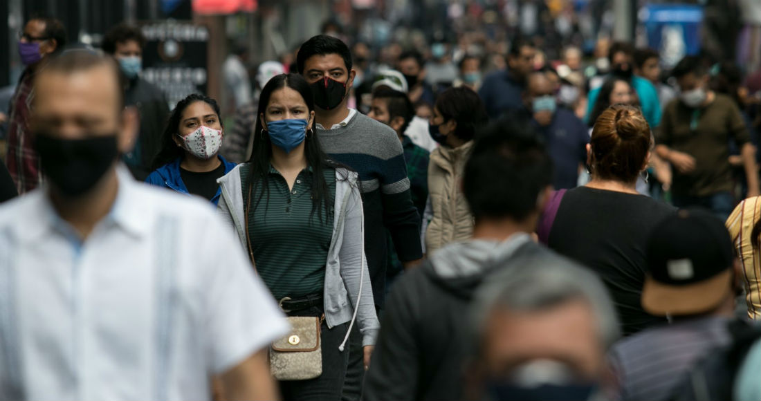 Habitantes De La Ciudad De México Con Cubrebocas Recorren Avenida Juárez Durante El Semáforo Epidemiológico Naranja Por La Covid