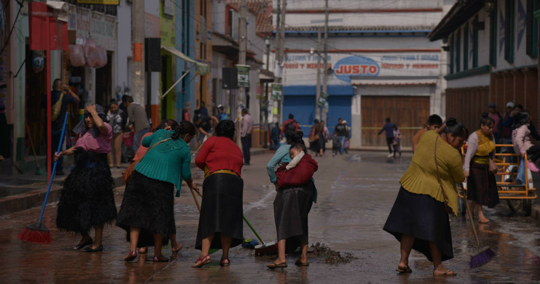 Mujeres de origen tzotzil, comerciantes en el Mercado Tielemans de Chiapas, limpian con sus escobas las calles durante la pandemia de COVID 19.