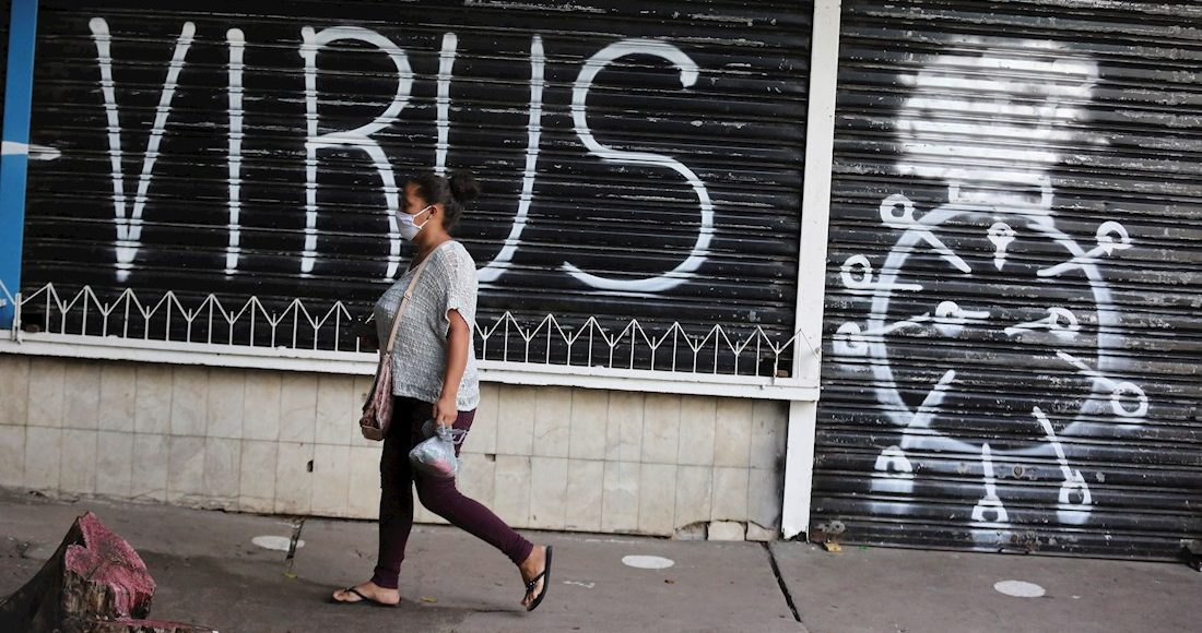 virus-calle-mujer-camina-cubrebocas