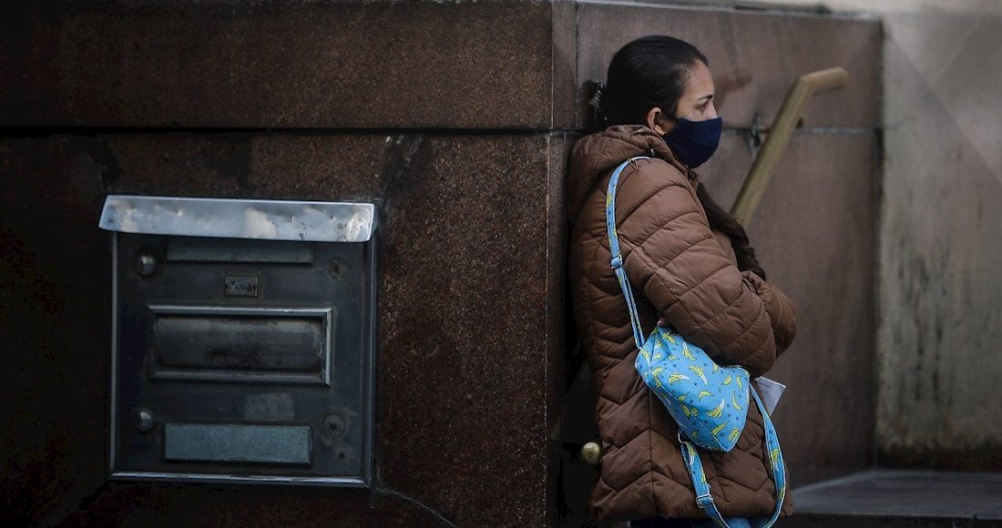 Mujer espera afuera banco argentina