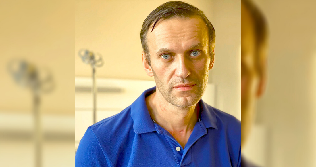 En esta imagen publicada por el opositor ruso Alexei Navalny en su cuenta de Instagram el martes 22 de septiembre de 2020, Navalny posa para una foto en un hospital de Berlín, Alemania.