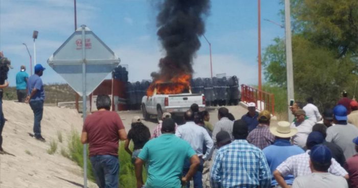 El pasado 26 de marzo de 2020, varias camionetas de Conagua fueron incendias por pobladores que protestaron por el incremento de la extracción de agua de la presa La Boquilla.