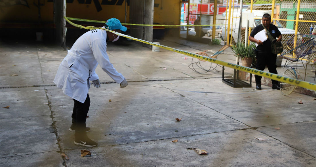 Personal forense trabaja en una escena del crimen en Guerrero.