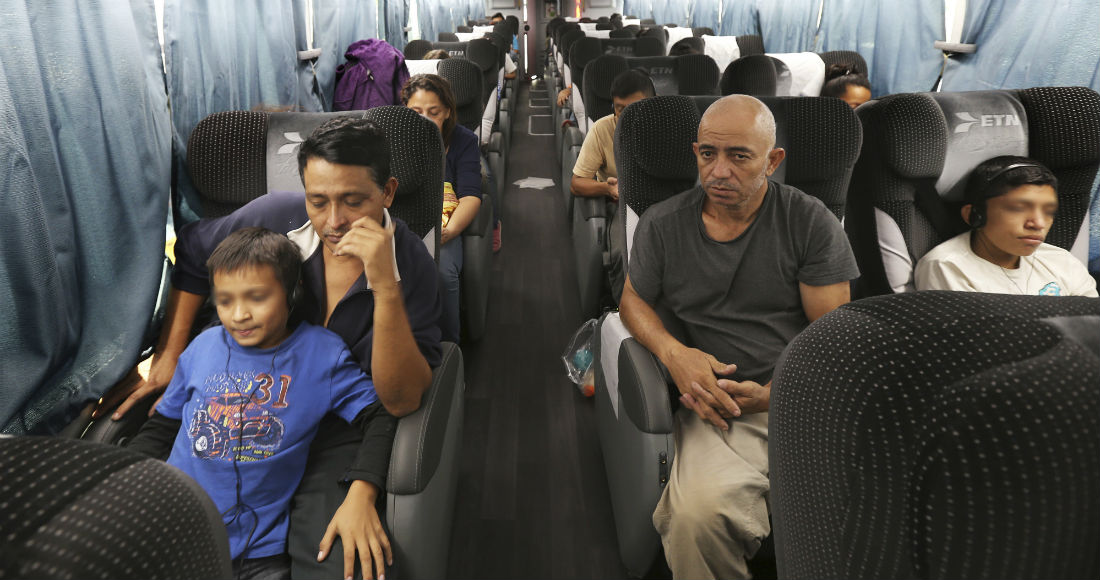 En esta foto de archivo del 18 de julio de 2019 se observa a migrantes en un autobús que el Gobierno mexicano consiguió para trasladarlos de un centro migratorio en la ciudad fronteriza de Nuevo Laredo hacia Monterrey, México, después de ser retornados a territorio mexicano por las autoridades de Estados Unidos.