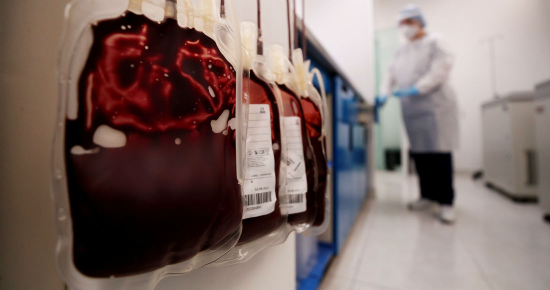 Fotografía de bolsas de sangre para plasma el viernes 4 de septiembre de 2020, en el área de Hematología del Hospital Militar Central en Ciudad de México (México).