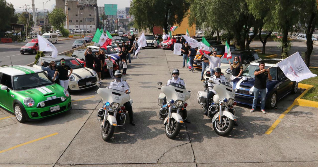 En el desfile por las calles de Naucalpan, participaron 35 personas y 15 Mini Coopers.