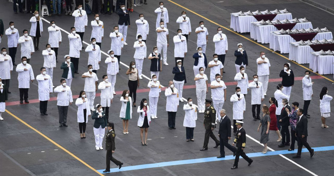 Personal de salud fue condecorado previo al inicio del Desfile Militar.