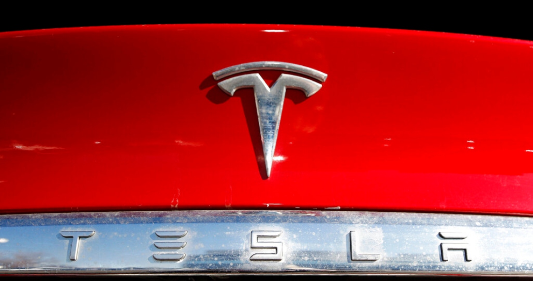 tesla-logo-auto-rojo