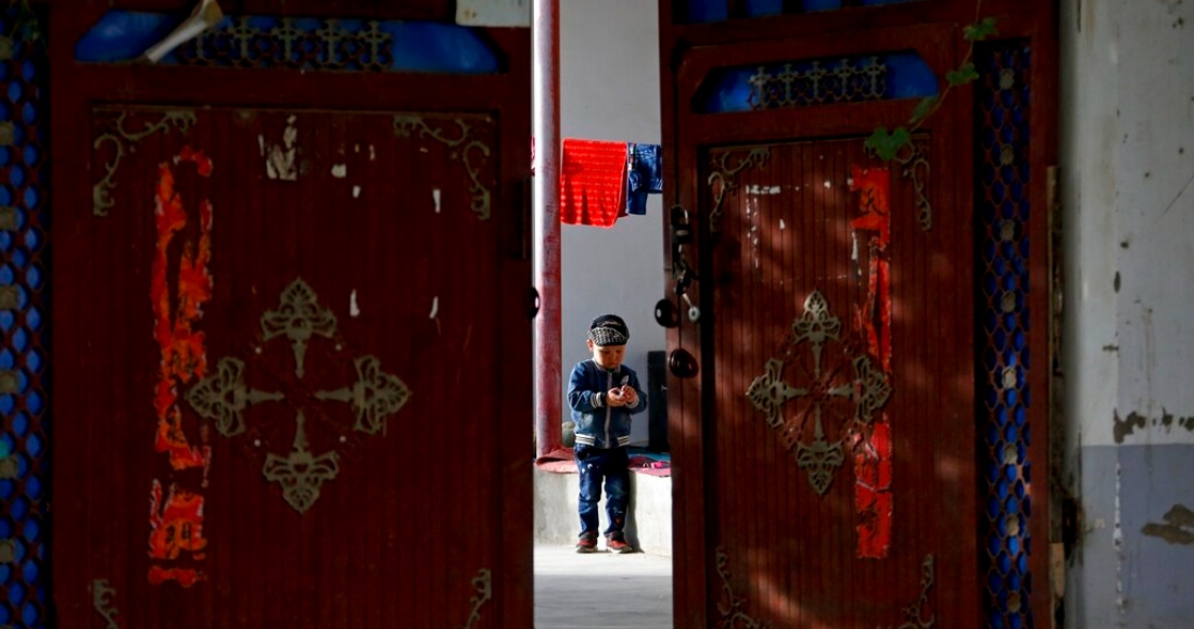 xinjiang-niño-puertas-rojas-china