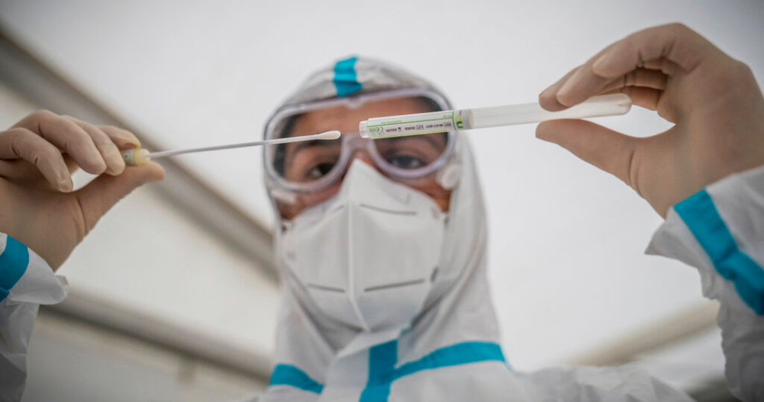 Un sanitario guarda una muestra para una prueba PCR de detección del coronavirus, en un centro de pruebas en Berlín, Alemania, el 14 de octubre de 2020.