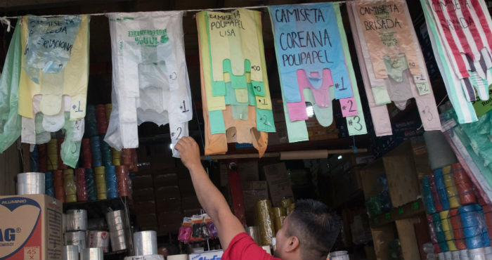 "Pensemos en los plásticos de un solo uso, la industria en este sector se refiere a la economía circular y al reciclaje como si fueran sinónimos y ha asumido compromisos".