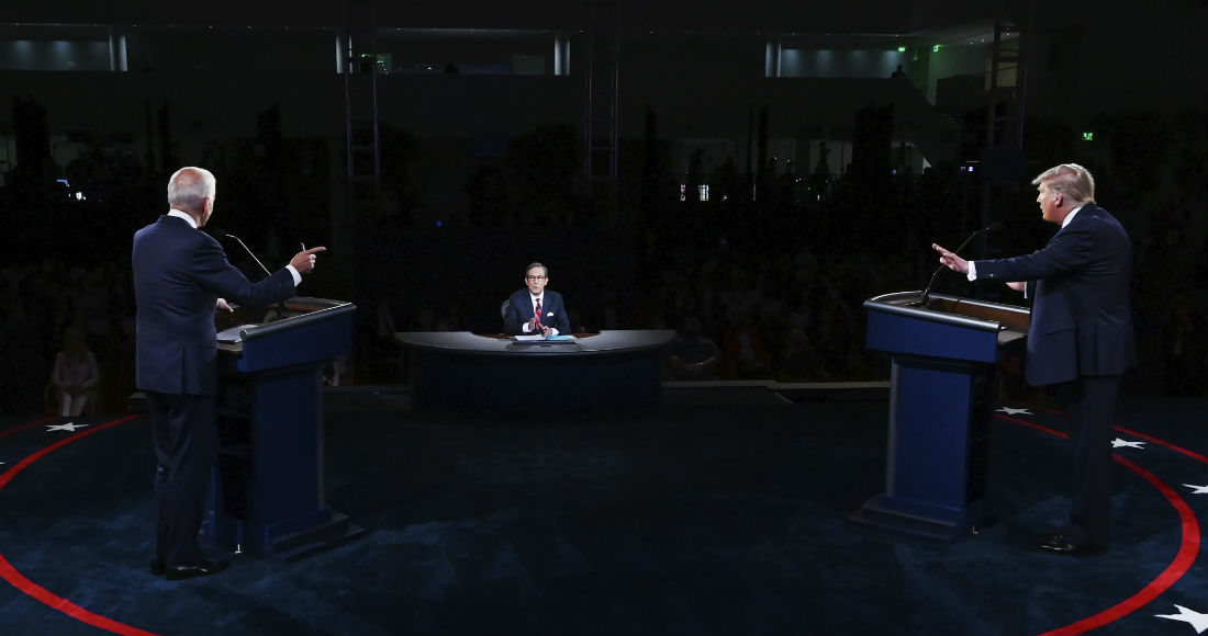 El Presidente Donald Trump y el candidato presidencial demócrata y exvicepresidente Joe Biden participan en el primer debate presidencial la noche del martes 29 de septiembre de 2020, en Cleveland.