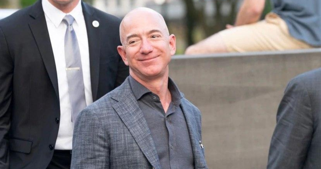 jeff-bezos-traje-gris-sonrisa