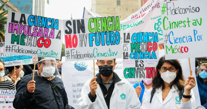 Distintos beneficiarios de Fideicomisos en el rubro de Ciencias, Artes y Derechos Humanos, se manifestaron afuera del Senado de la República.