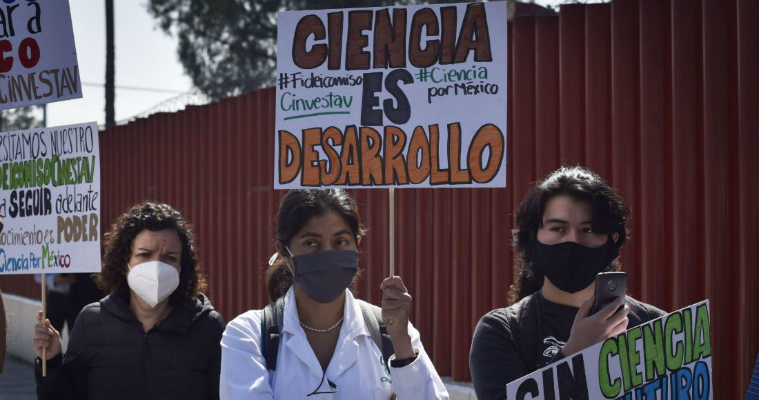 Estudiantes y docentes del Centro de Investigación y de Estudios Avanzados del Instituto Politécnico Nacional (Cinvestav) se manifestaron al exterior de la Cámara de Diputados por su desacuerdo en la desaparición de los 109 fideicomisos.