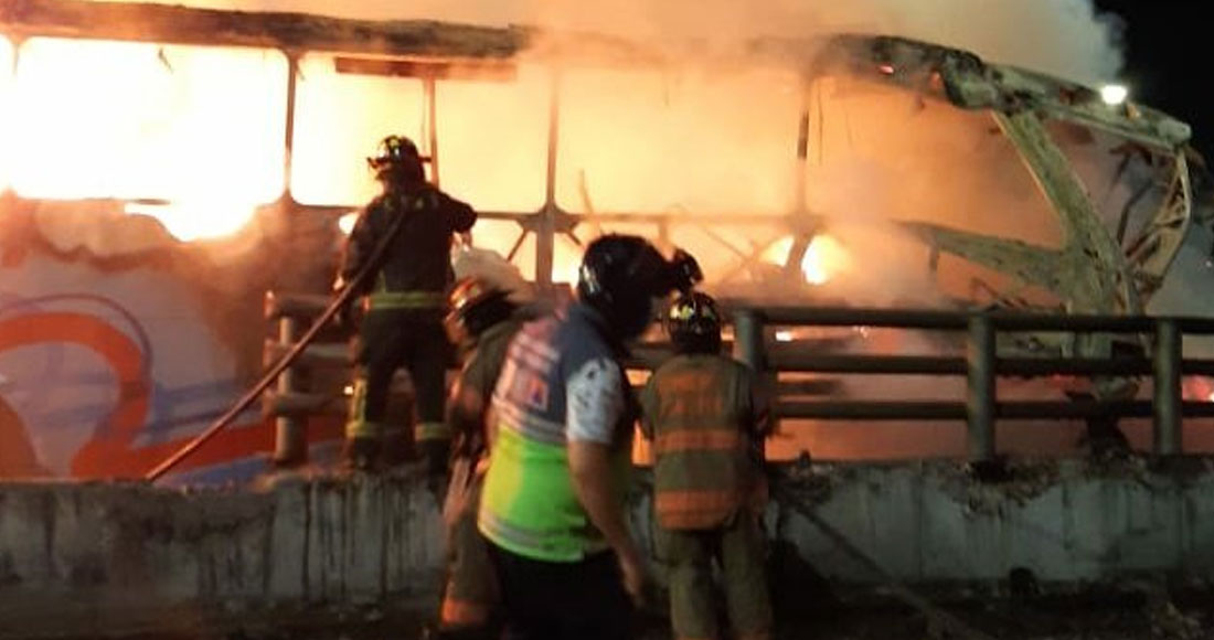 Un autobús se incendió, luego de chocar contra el muro de contención en la avenida Insurgentes, en la Ciudad de México. Foto: Twitter @SGIRPC_CDMX