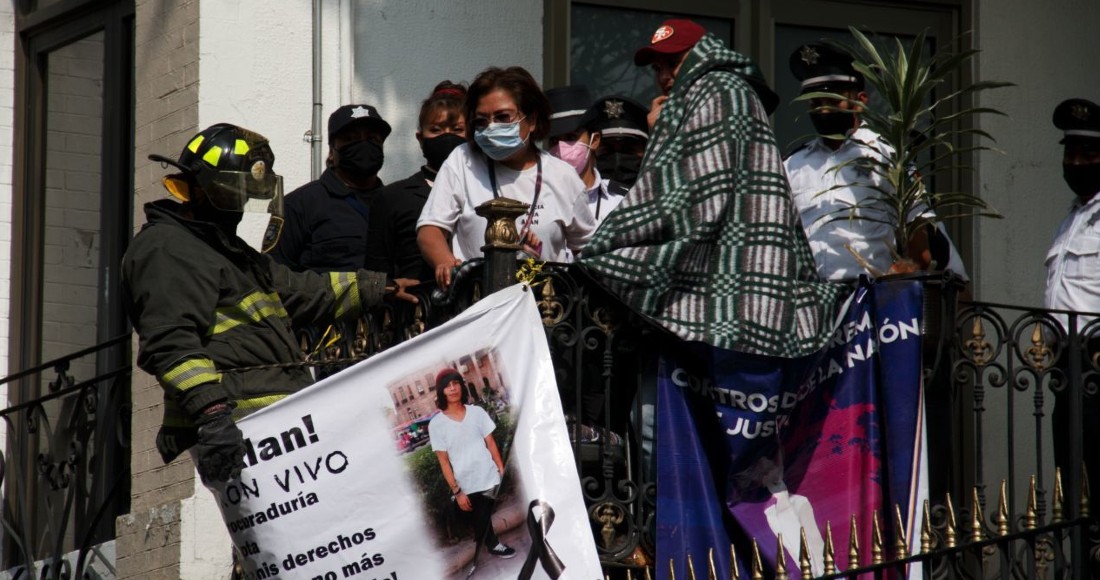 Silvia Castillo, mamá de un joven asesinado en San Luis Potosí, escaló las rejas de la Segob e ingresó al inmueble desde el que despacha la Secretaria Olga Sánchez Cordero. Foto: Andrea Murcia, Cuartoscuro