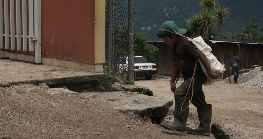 niño-trabaja-cargador