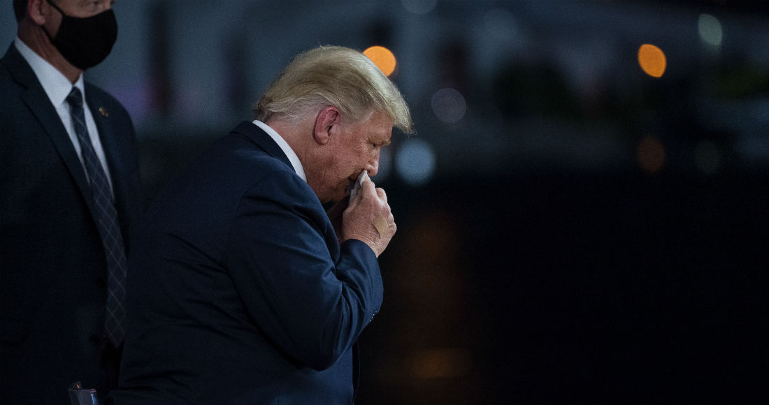 El Presidente Donald Trump se seca el sudor de la cara durante una asamblea popular transmitida por la cadena NBC desde el Museo de Arte Perez en Miami, 15 de octubre de 2020.