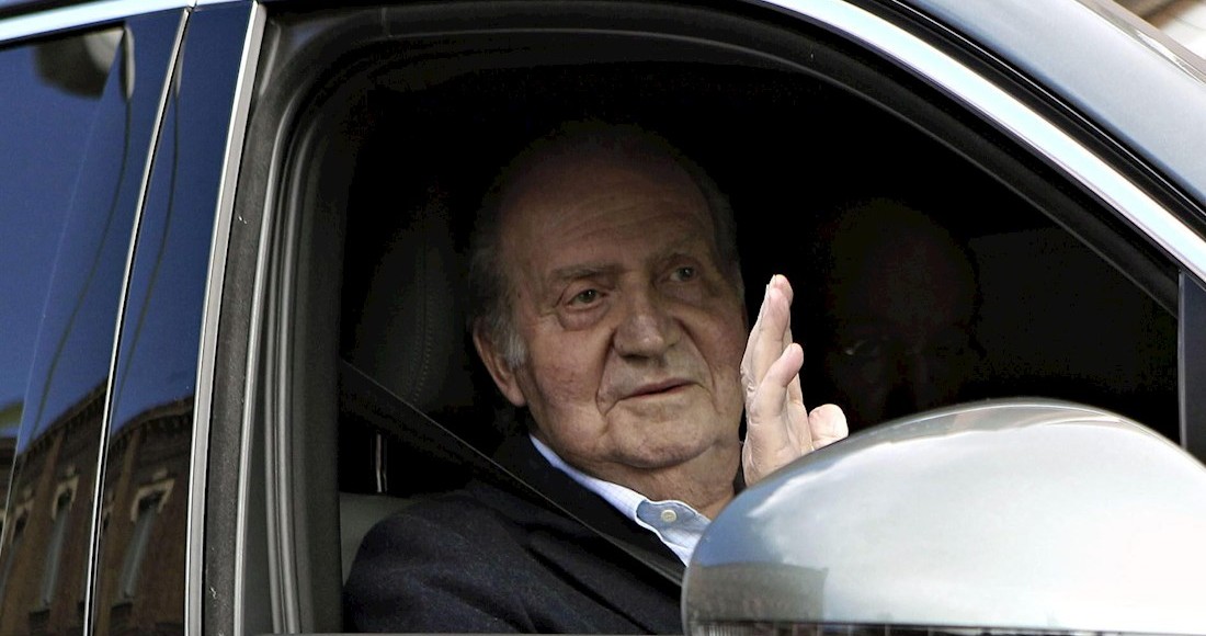 El Rey Juan Carlos Saluda a Su Salida De Una Clínica De Madrid Foto Efe