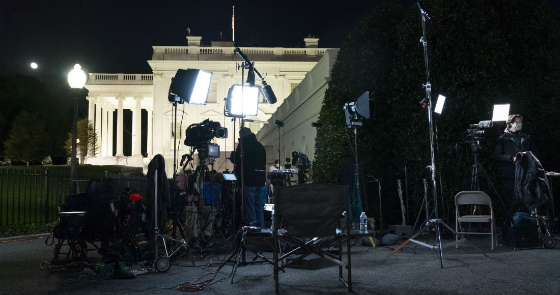 Reporteros Trabajan En El Exterior Del Ala Oleste De La Casa Blanca Durante La Noche Electoral El De Noviembre De En Washington